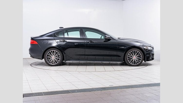 2020 認定中古車 Jaguar XE Santorini Black 2.0 litre i4D Diesel ランドマークエディション