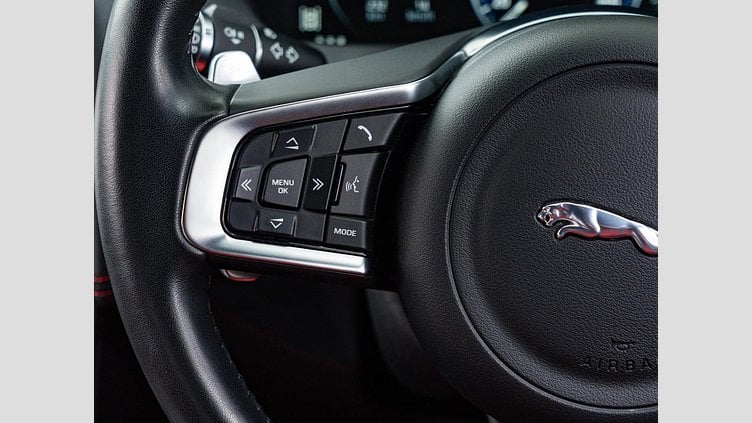 2020 認定中古車 Jaguar XE Santorini Black 2.0 litre i4D Diesel ランドマークエディション