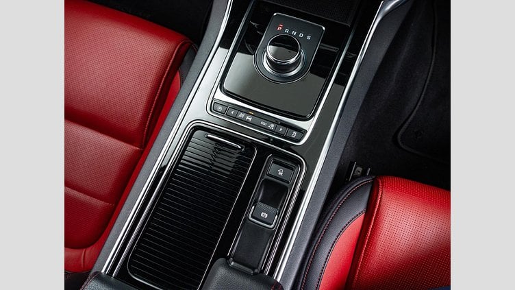 2020 認定中古車 Jaguar XE Santorini Black 2.0 litre i4D Diesel ランドマークエディション