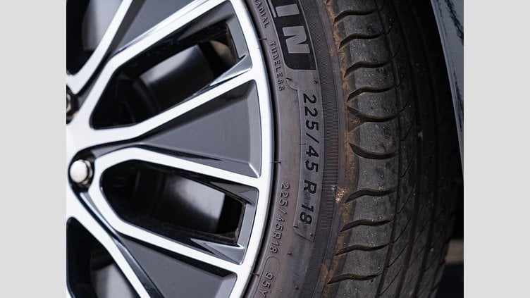 2020 認定中古車 Jaguar XE Santorini Black 2.0 litre i4D Diesel ランドマークエディション