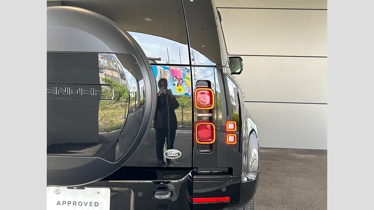 2022 認定中古車 Land Rover Defender 110 サントリーニブラック D300 AWD（AT） OO BLACK EDITION