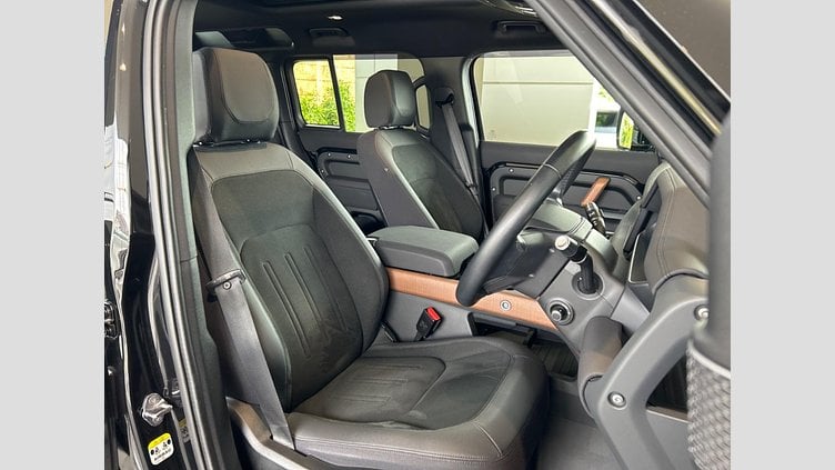 2022 認定中古車 Land Rover Defender 110 サントリーニブラック D300 AWD（AT） OO BLACK EDITION