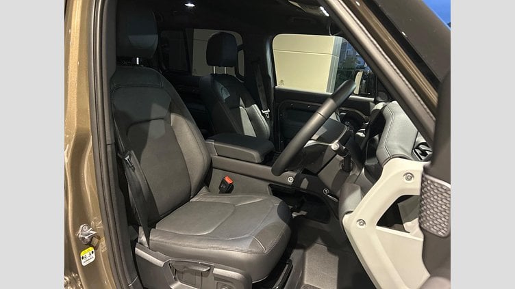 2024 認定中古車 Land Rover Defender 110 ゴンドワナストーン D300 AWD（AT） S