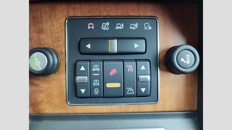 2012 JAZDENÉ VOZIDLÁ Land Rover Discovery Indus Silver 4x4 3.0 SDV6 HSE