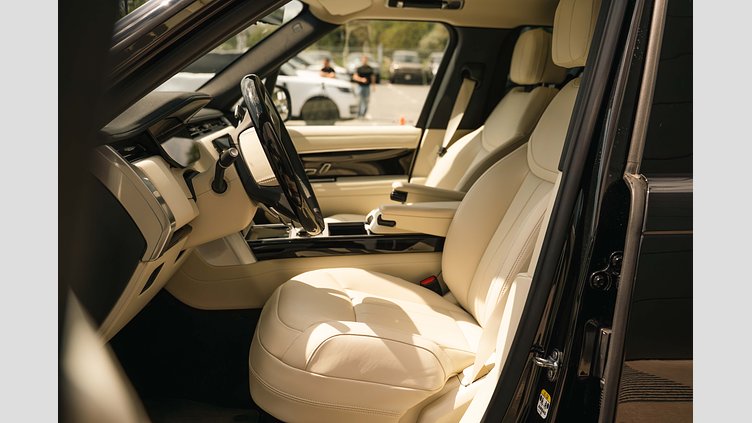 2025 JAZDENÉ VOZIDLÁ Land Rover Range Rover Santorini Black 4x4 3.0D MHEV D300 HSE AWD A/T
