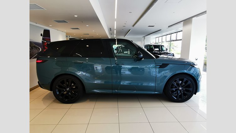 2023 認定中古車 Land Rover Range Rover Sport ジオラグリーン 3.0リッター6気筒400PSターボチャージドガソリンMHEV（オートマチック） FIRST EDITION