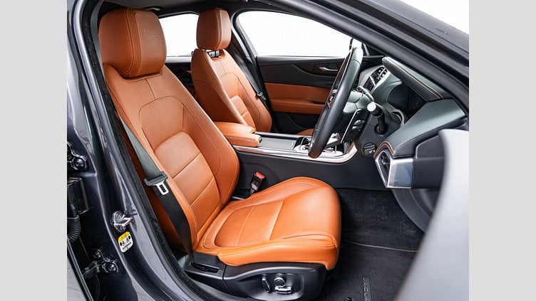 2020 認定中古車 Jaguar XE カルパチアングレー P250 RWD AUTOMATIC 4 door Saloon R-DYNAMIC SE
