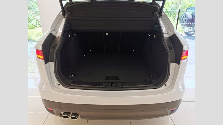 2016 認定中古車 Jaguar F-Pace グラシアホワイト 2.0L 20d　プレステージ