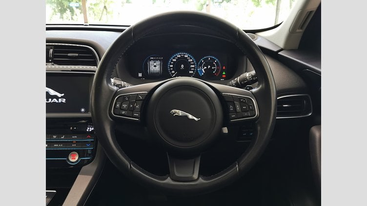 2016 認定中古車 Jaguar F-Pace グラシアホワイト 2.0L 20d　プレステージ