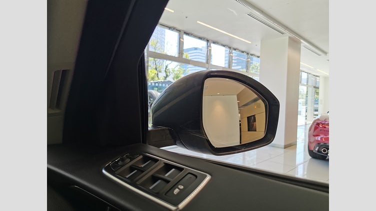 2016 認定中古車 Jaguar F-Pace グラシアホワイト 2.0L 20d　プレステージ