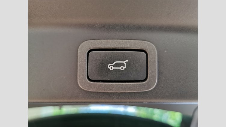 2016 認定中古車 Jaguar F-Pace グラシアホワイト 2.0L 20d　プレステージ