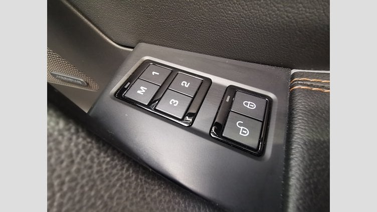 2016 認定中古車 Jaguar F-Pace グラシアホワイト 2.0L 20d　プレステージ