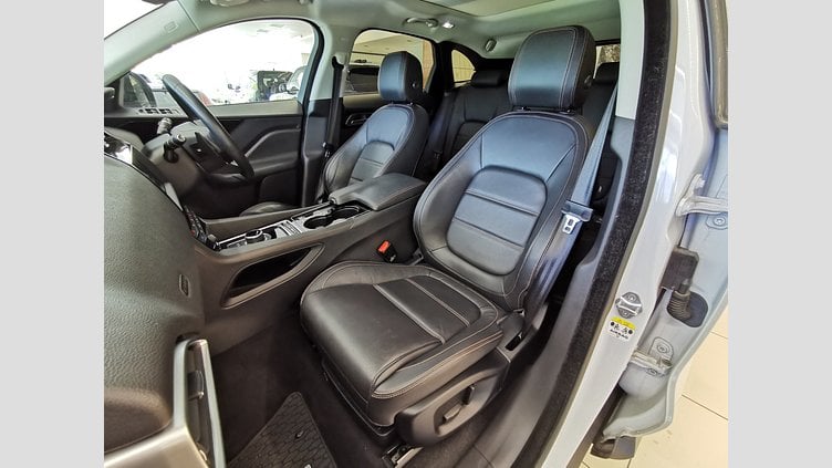 2016 認定中古車 Jaguar F-Pace グラシアホワイト 2.0L 20d　プレステージ