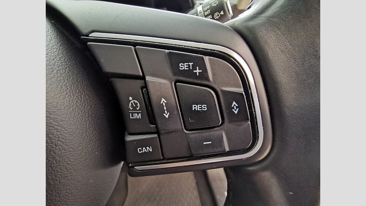 2016 認定中古車 Jaguar F-Pace グラシアホワイト 2.0L 20d　プレステージ