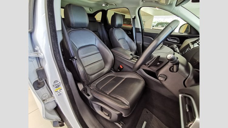 2016 認定中古車 Jaguar F-Pace グラシアホワイト 2.0L 20d　プレステージ