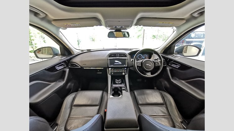 2016 認定中古車 Jaguar F-Pace グラシアホワイト 2.0L 20d　プレステージ