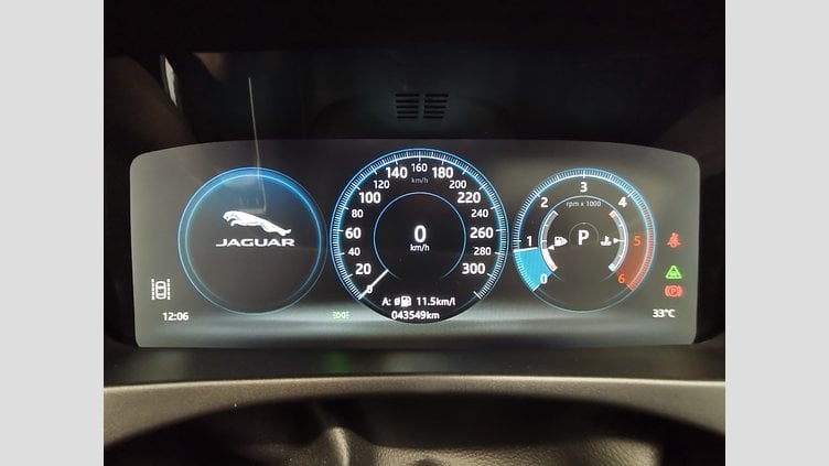 2016 認定中古車 Jaguar F-Pace グラシアホワイト 2.0L 20d　プレステージ