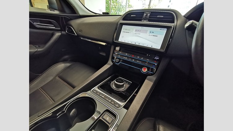 2016 認定中古車 Jaguar F-Pace グラシアホワイト 2.0L 20d　プレステージ