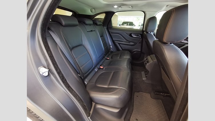 2016 認定中古車 Jaguar F-Pace グラシアホワイト 2.0L 20d　プレステージ