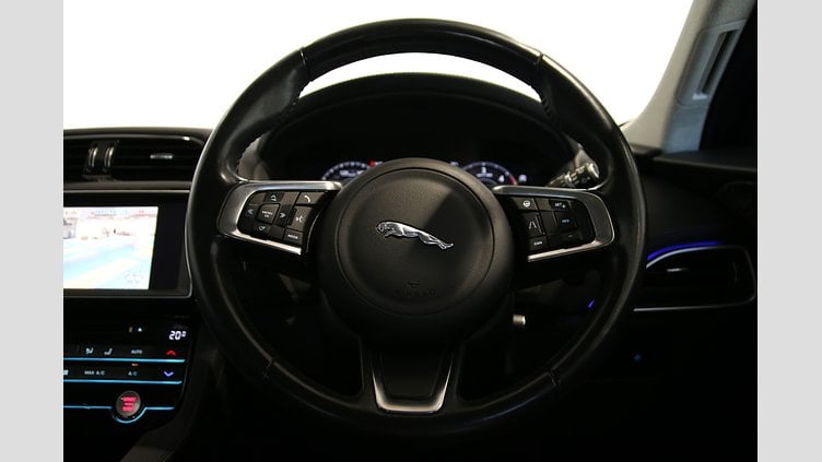 2019 認定中古車 Jaguar F-Pace Silicon Silver 2.0 litre i4D Diesel Portfolio