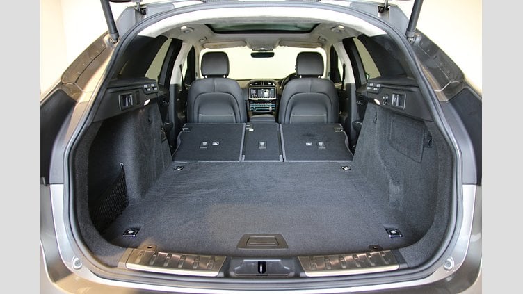 2019 認定中古車 Jaguar F-Pace Silicon Silver 2.0 litre i4D Diesel Portfolio