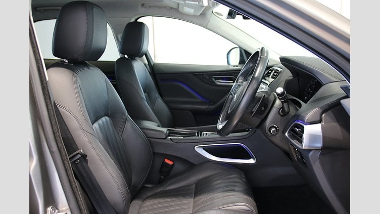 2019 認定中古車 Jaguar F-Pace Silicon Silver 2.0 litre i4D Diesel Portfolio