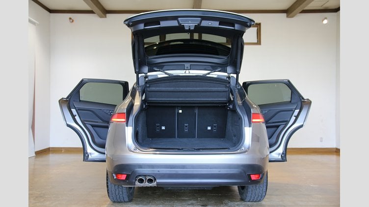 2019 認定中古車 Jaguar F-Pace Silicon Silver 2.0 litre i4D Diesel Portfolio