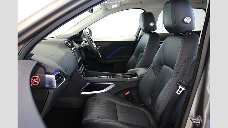2019 認定中古車 Jaguar F-Pace Silicon Silver 2.0 litre i4D Diesel Portfolio