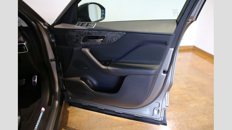 2019 認定中古車 Jaguar F-Pace Silicon Silver 2.0 litre i4D Diesel Portfolio