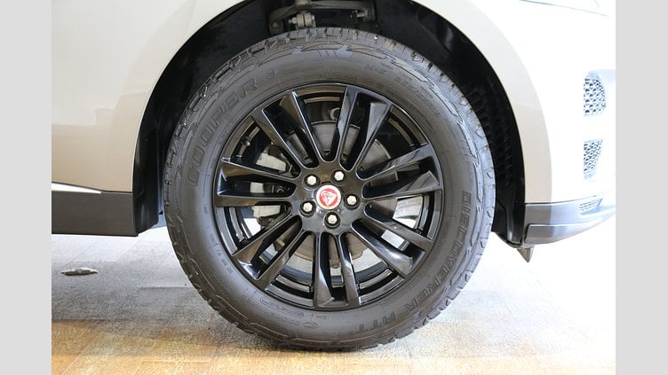2019 認定中古車 Jaguar F-Pace Silicon Silver 2.0 litre i4D Diesel Portfolio