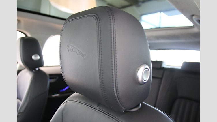 2019 認定中古車 Jaguar F-Pace Silicon Silver 2.0 litre i4D Diesel Portfolio