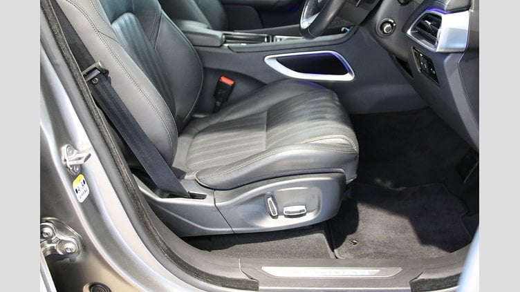 2019 認定中古車 Jaguar F-Pace Silicon Silver 2.0 litre i4D Diesel Portfolio
