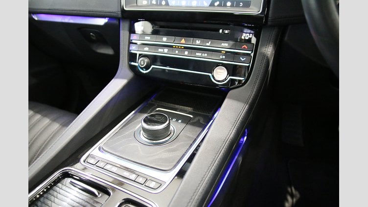 2019 認定中古車 Jaguar F-Pace Silicon Silver 2.0 litre i4D Diesel Portfolio