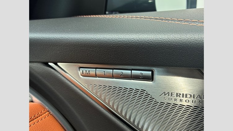 2025 認定中古車 Jaguar F-Pace ポルトフィーノブルー D200 AWD（オートマチック）MHEV R-DYNAMIC SE