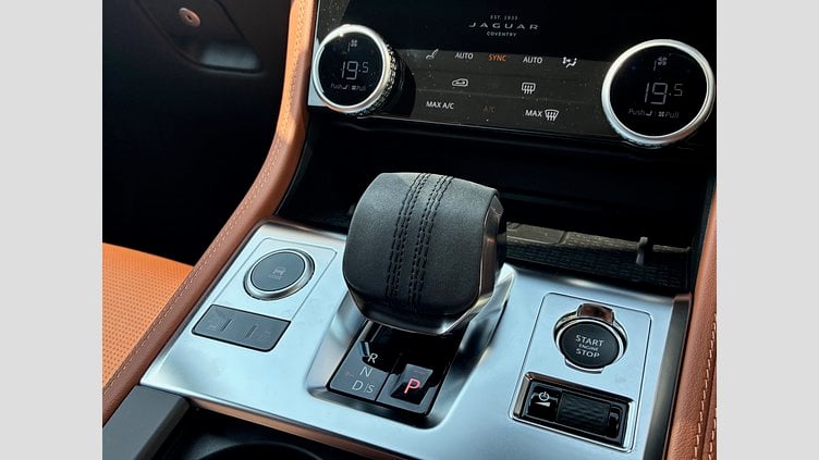 2025 認定中古車 Jaguar F-Pace ポルトフィーノブルー D200 AWD（オートマチック）MHEV R-DYNAMIC SE
