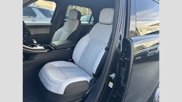 2025 認定中古車 Land Rover Range Rover Sport サントリーニブラック P550eプラグインハイブリッド（ガソリン）  Dynamic SE