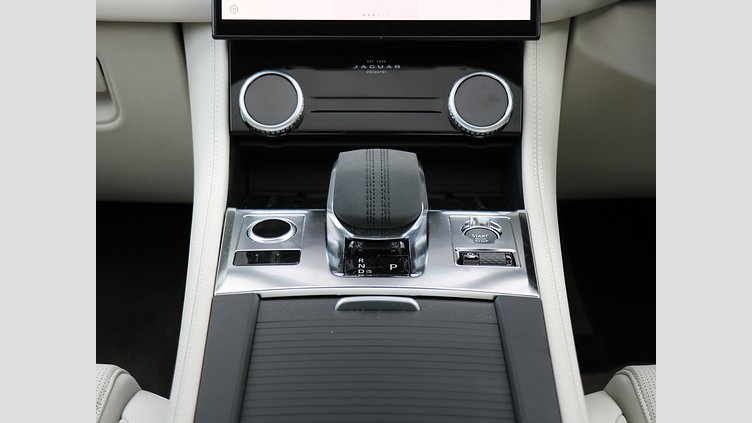 2024 認定中古車 Jaguar F-Pace カルパチアングレイ D204 AWD（オートマチック）MHEV R-DYNAMIC SE