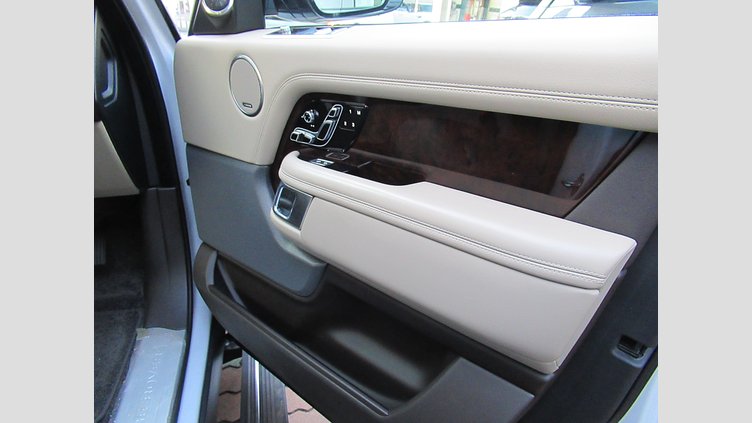2020 認定中古車 Land Rover Range Rover ユーロンホワイト 2.0リッターSi4プラグインハイブリッド（404 PS） スタンダードホイールベース VOGUE
