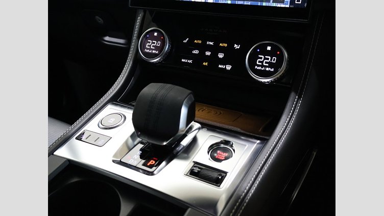 2024 認定中古車 Jaguar F-Pace オストゥーニパールホワイト D204 AWD（オートマチック）MHEV R-DYNAMIC SE