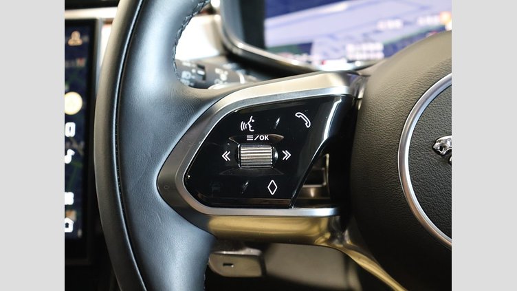 2024 認定中古車 Jaguar F-Pace オストゥーニパールホワイト D204 AWD（オートマチック）MHEV R-DYNAMIC SE