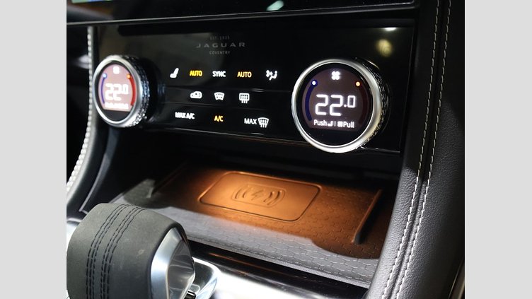 2024 認定中古車 Jaguar F-Pace オストゥーニパールホワイト D204 AWD（オートマチック）MHEV R-DYNAMIC SE