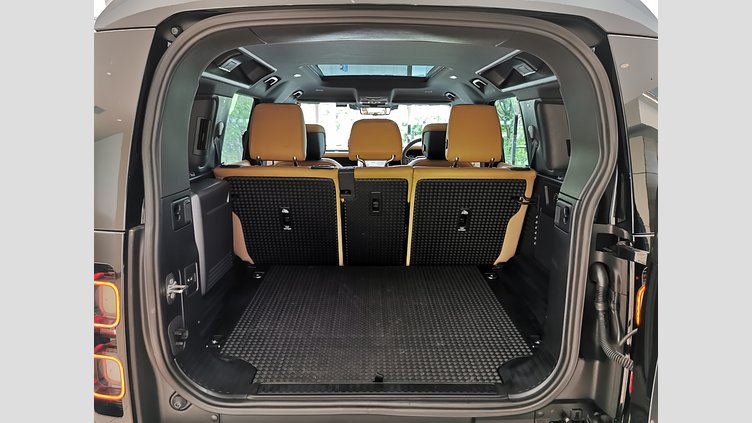 2024 認定中古車 Land Rover Defender 110 サントリーニブラック P525 AWD (AT) V8
