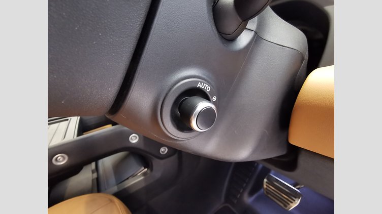 2024 認定中古車 Land Rover Defender 110 サントリーニブラック P525 AWD (AT) V8