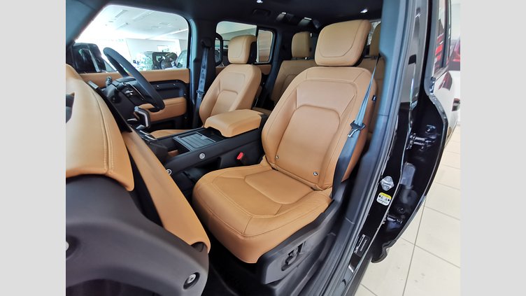 2024 認定中古車 Land Rover Defender 110 サントリーニブラック P525 AWD (AT) V8