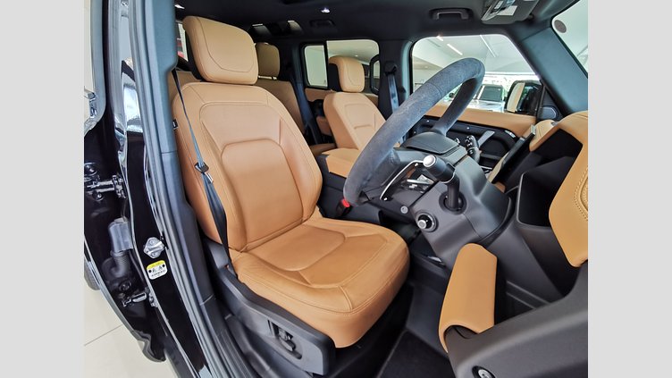 2024 認定中古車 Land Rover Defender 110 サントリーニブラック P525 AWD (AT) V8