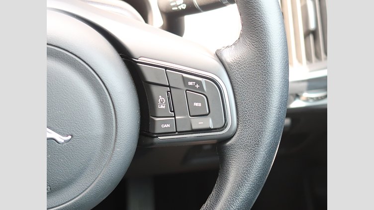 2018 認定中古車 Jaguar E-Pace フィレンツェ レッド D180 オートマチック全輪駆動 S