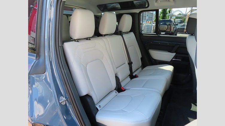 2025 認定中古車 Land Rover Defender 110 タスマンブルー D350 ディーゼルマイルドハイブリッド X-Dynamic HSE