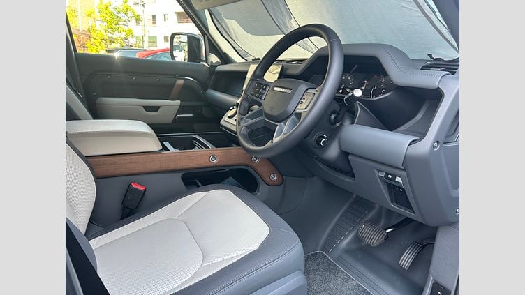 2024 認定中古車 Land Rover Defender 130 カルパチアングレイ D300 AWD（AT） X-DYNAMIC HSE