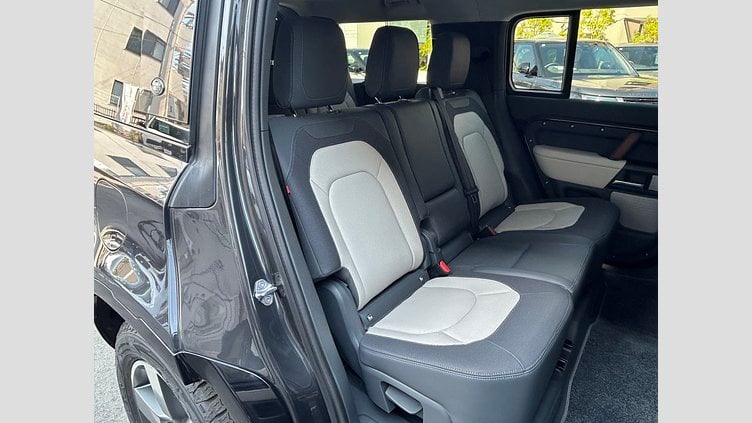 2024 認定中古車 Land Rover Defender 130 カルパチアングレイ D300 AWD（AT） X-DYNAMIC HSE