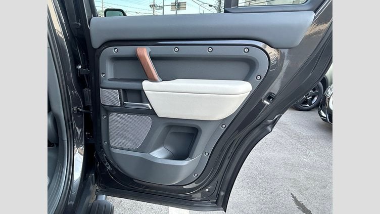 2024 認定中古車 Land Rover Defender 130 カルパチアングレイ D300 AWD（AT） X-DYNAMIC HSE